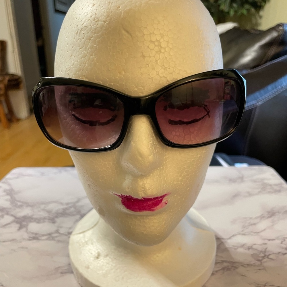 Sunglasses by Ellen Tracy - Picture 4 of 4